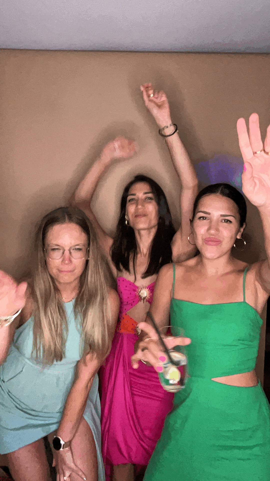 Beispielfoto: Gäste an der Tante Elfi Fotobox, lachen und nutzen bunte Requisiten