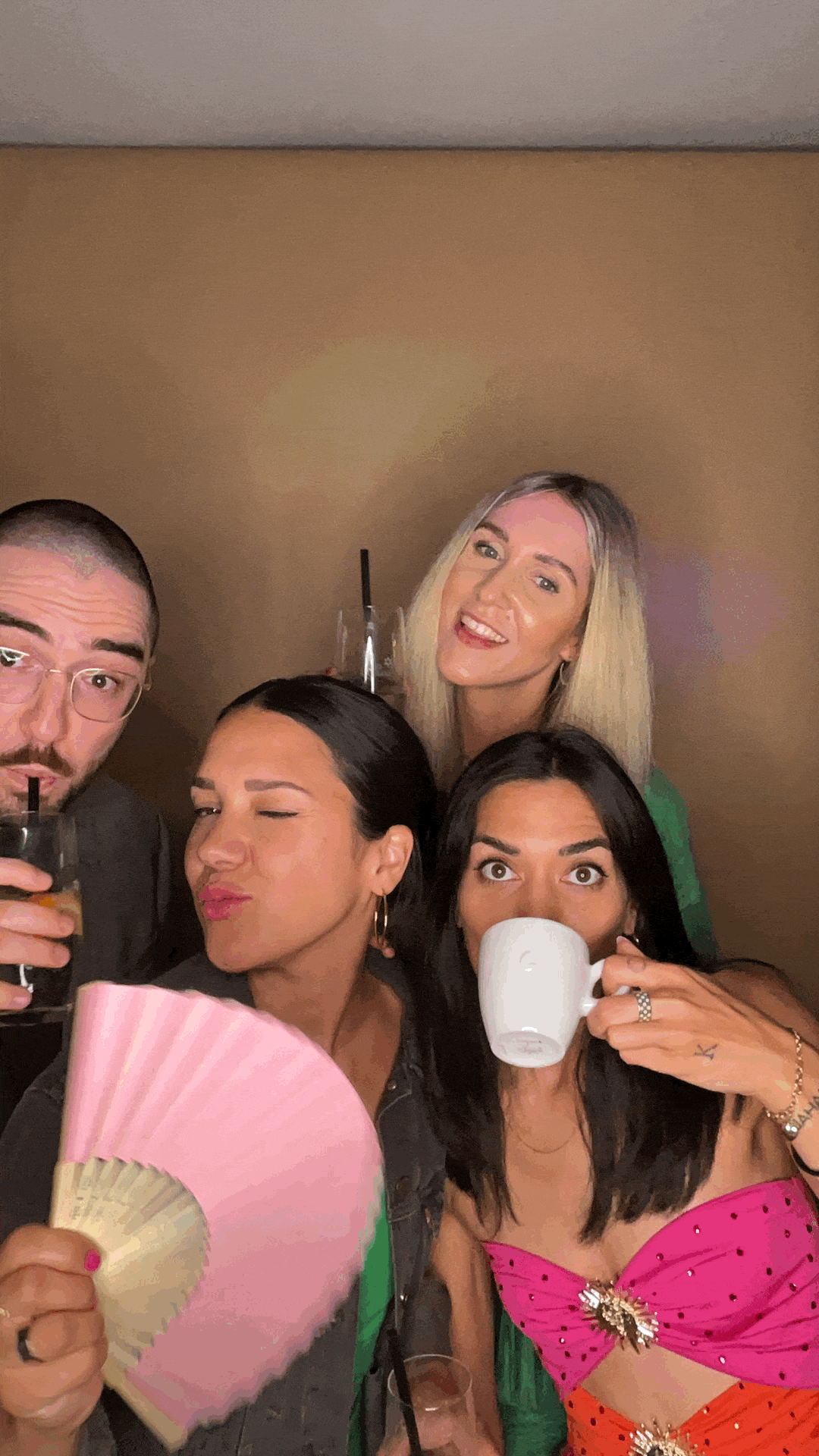 Beispielfoto: Gäste an der Tante Elfi Fotobox, lachen und nutzen bunte Requisiten