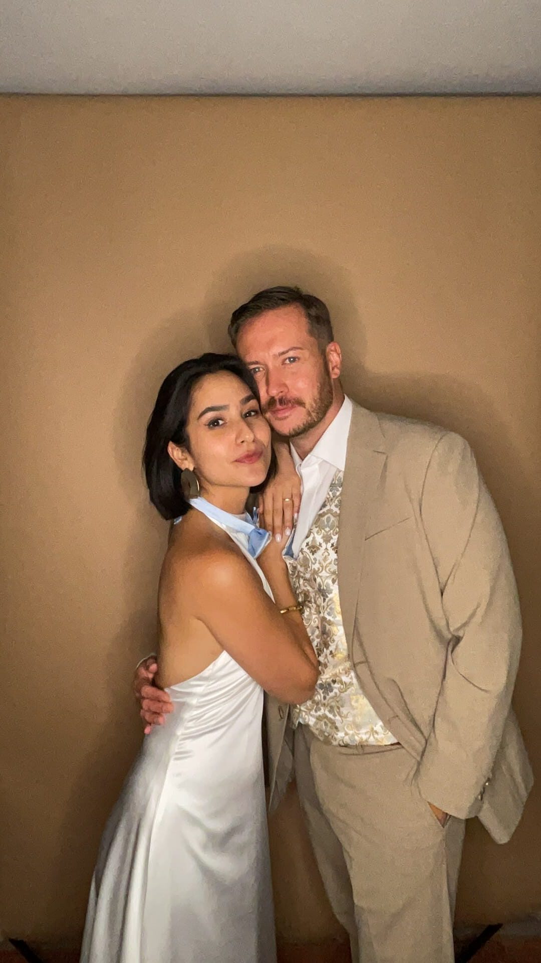 Beispielfoto: Gäste an der Tante Elfi Fotobox, lachen und nutzen bunte Requisiten