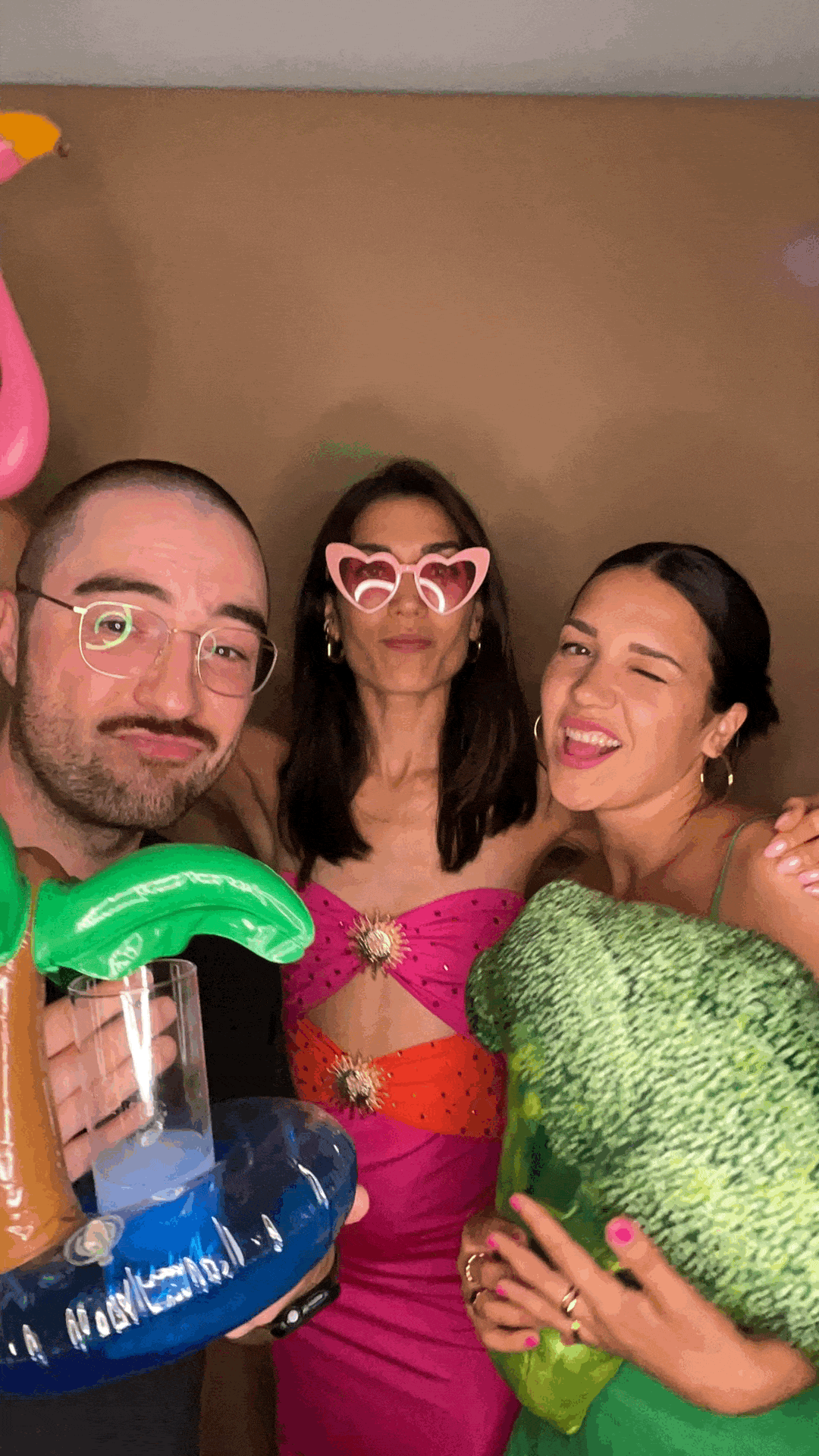 Beispielfoto: Gäste an der Tante Elfi Fotobox, lachen und nutzen bunte Requisiten