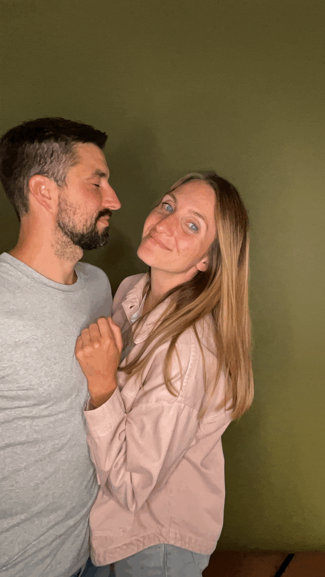 Beispielfoto: Gäste an der Tante Elfi Fotobox, lachen und nutzen bunte Requisiten