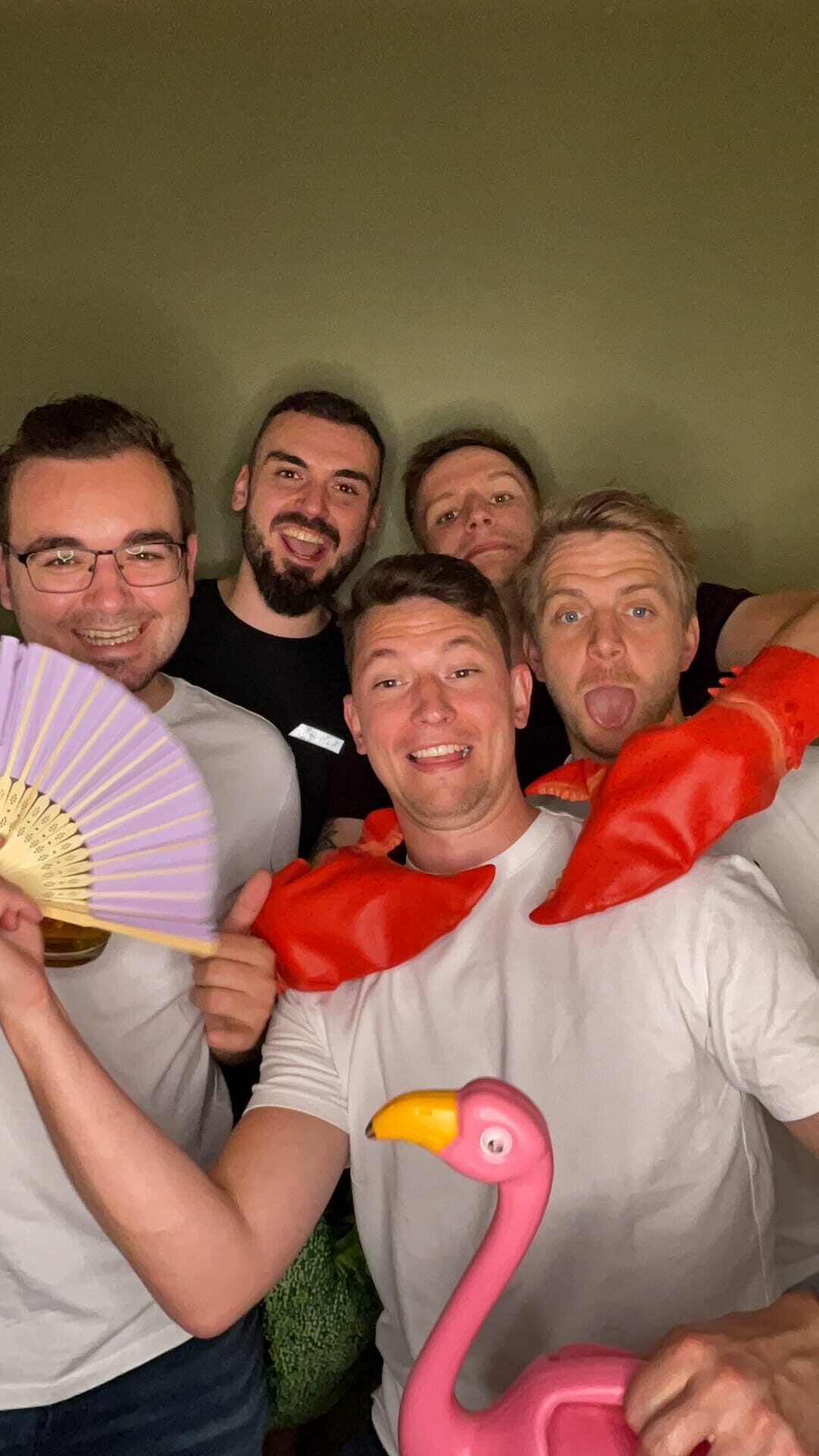 Beispielfoto: Gäste an der Tante Elfi Fotobox, lachen und nutzen bunte Requisiten