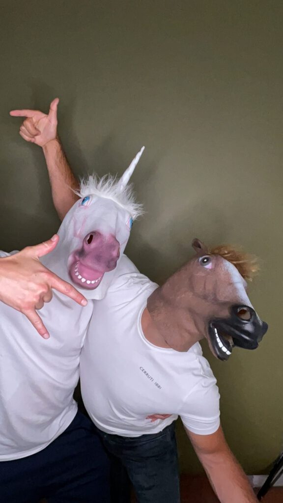 Beispielfoto: Gäste an der Tante Elfi Fotobox, lachen und nutzen bunte Requisiten