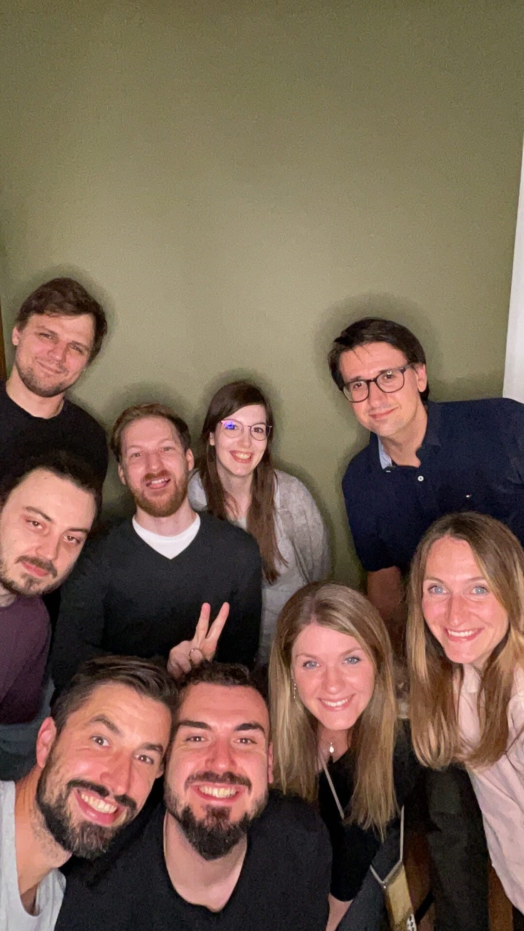 Beispielfoto: Gäste an der Tante Elfi Fotobox, lachen und nutzen bunte Requisiten