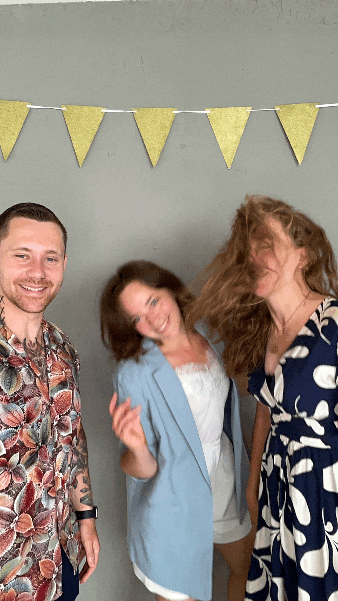 Beispielfoto: Gäste an der Tante Elfi Fotobox, lachen und nutzen bunte Requisiten