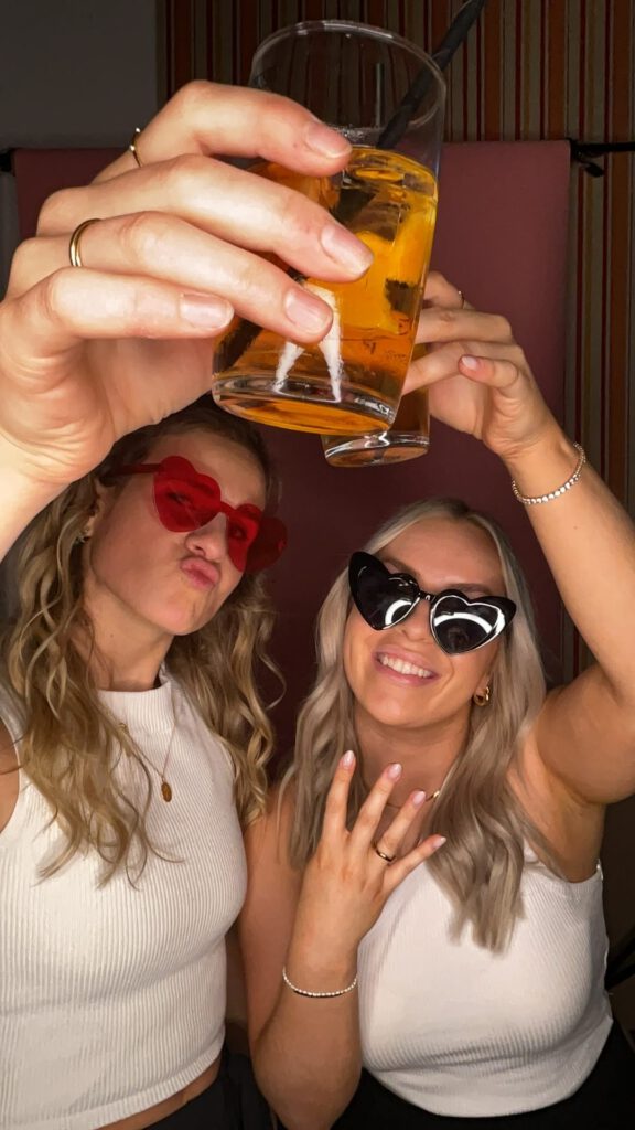 Beispielfoto: Gäste an der Tante Elfi Fotobox, lachen und nutzen bunte Requisiten