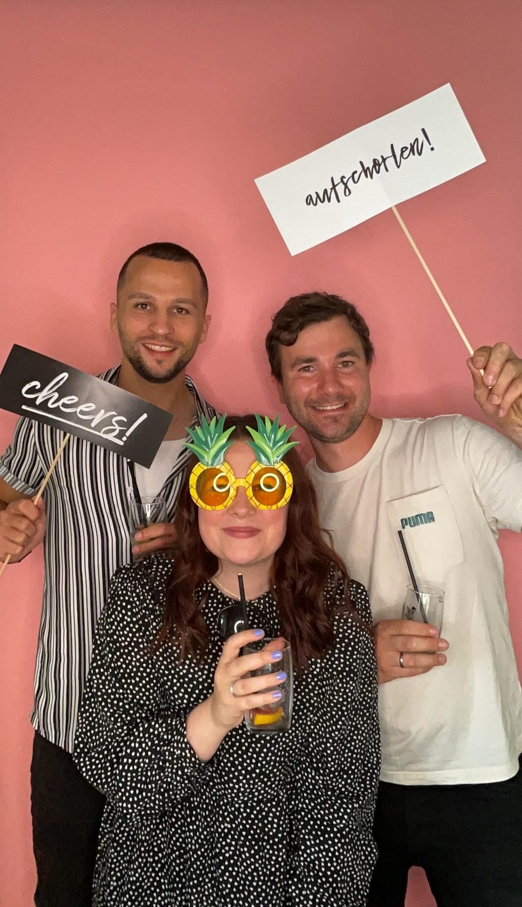 Beispielfoto: Gäste an der Tante Elfi Fotobox, lachen und nutzen bunte Requisiten