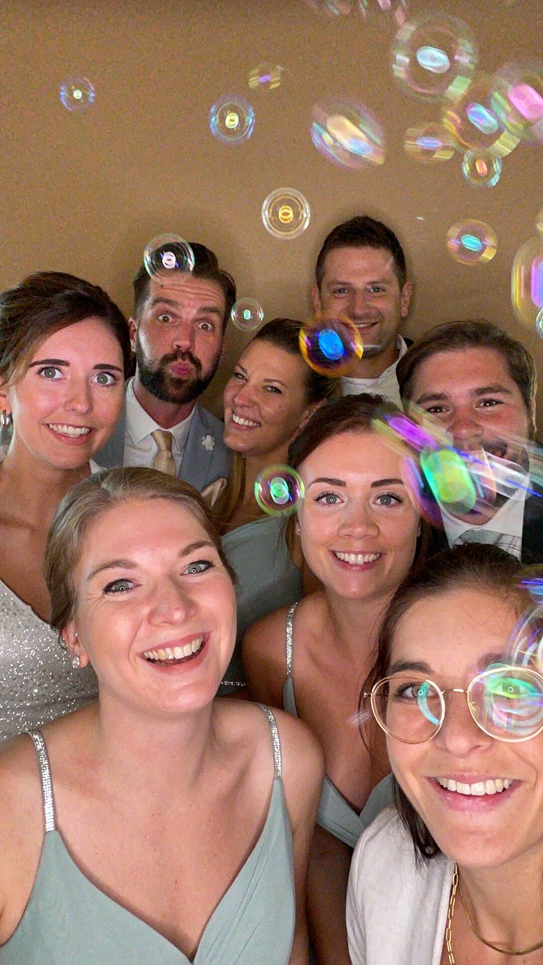 Beispielfoto: Gäste an der Tante Elfi Fotobox, lachen und nutzen bunte Requisiten