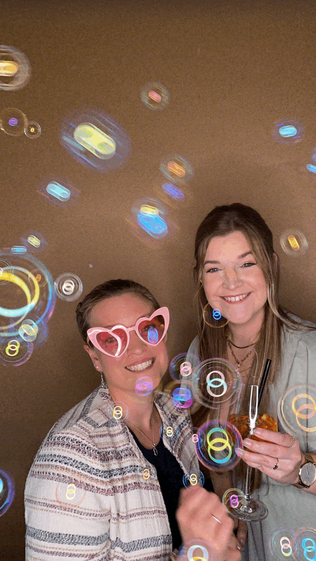 Beispielfoto: Gäste an der Tante Elfi Fotobox, lachen und nutzen bunte Requisiten