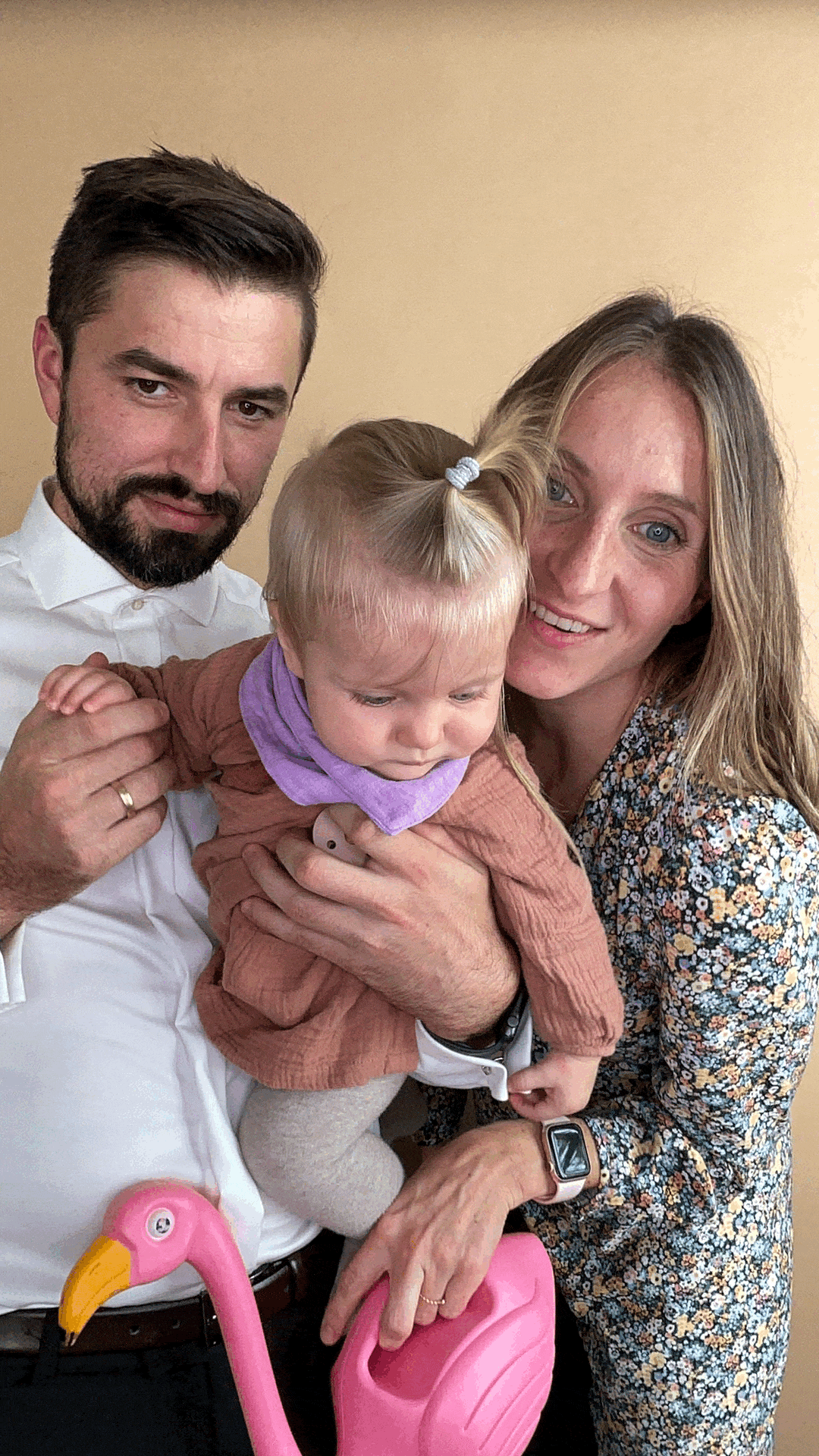 Beispielfoto: Gäste an der Tante Elfi Fotobox, lachen und nutzen bunte Requisiten