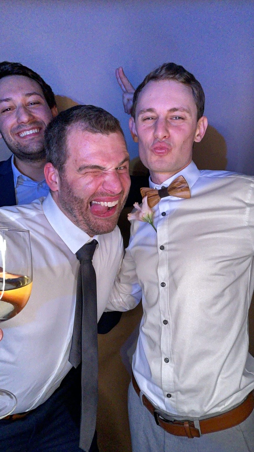 Beispielfoto: Gäste an der Tante Elfi Fotobox, lachen und nutzen bunte Requisiten